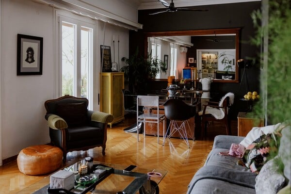 Ένα σπίτι που δεν κρύβεται/Ένα ηλιόλουστο ρετιρέ με vintage ψυχή