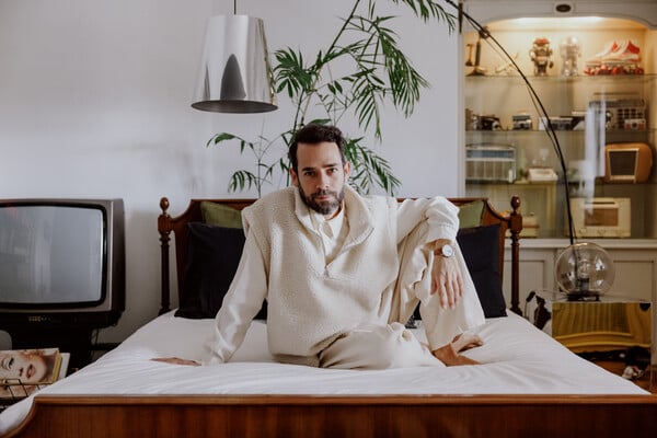 Ένα σπίτι που δεν κρύβεται/Ένα ηλιόλουστο ρετιρέ με vintage ψυχή