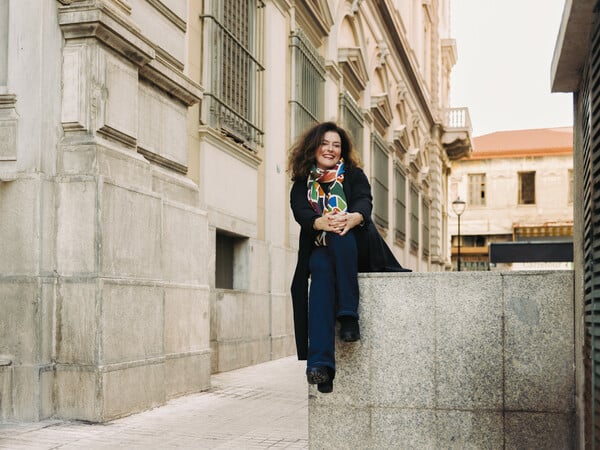 Χλόη Ακριθάκη: Φωτογράφος. Γεννήθηκε στο Βερολίνο, ζει στα Εξάρχεια.