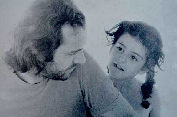 Χλόη Ακριθάκη: Φωτογράφος. Γεννήθηκε στο Βερολίνο, ζει στα Εξάρχεια.