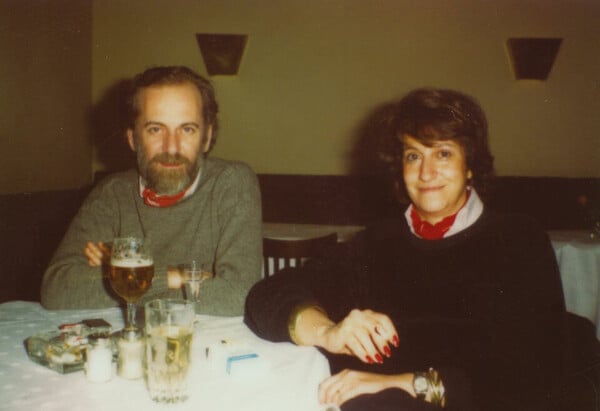 Χλόη Ακριθάκη: Φωτογράφος. Γεννήθηκε στο Βερολίνο, ζει στα Εξάρχεια.