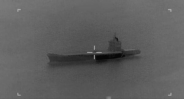 Π0όλεμος στη Μέση Ανατολή: Η επιχείρηση «Epic Fury» σφυροκοπά το ιρανικό ναυτικό - Η στιγμή που βυθίζουν αεροπλανοφόρο