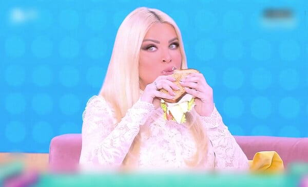 Κατερίνα Καινούργιου: «Τι με δείχνεις ρε παιδάκι μου;» - Η στιγμή που έτρωγε on air στην εκπομπή