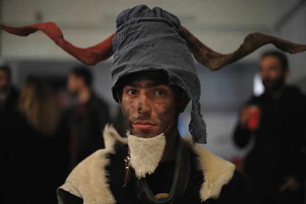 Γιατί ’ναι μαύρα τα βουνά;