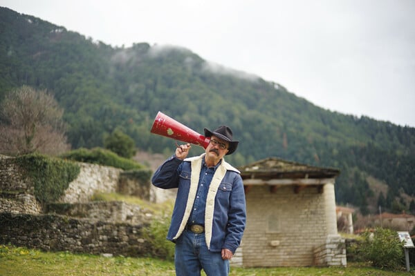 Γιατί ’ναι μαύρα τα βουνά;