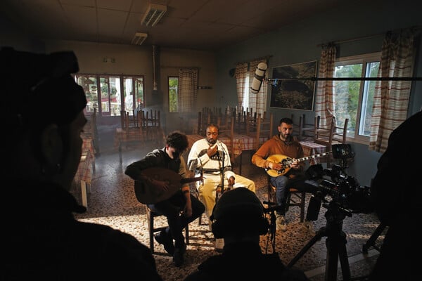 Γιατί ’ναι μαύρα τα βουνά;