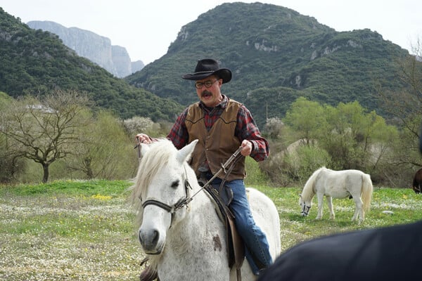 Γιατί ’ναι μαύρα τα βουνά;