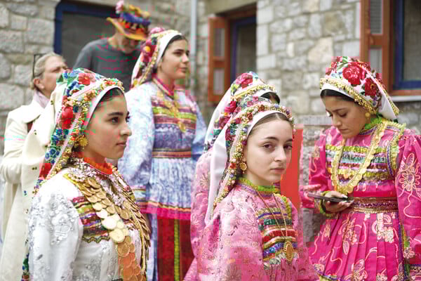 Γιατί ’ναι μαύρα τα βουνά;