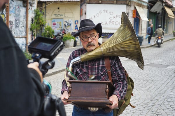 Γιατί ’ναι μαύρα τα βουνά;
