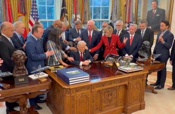 ΝΤΟΝΑΛΝΤ ΤΡΑΜΠ ΛΕΥΚΟΣ ΟΙΚΟΣ ΠΡΟΣΕΥΧΗ