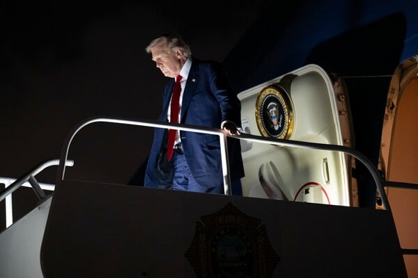 Η «μεταμόρφωση» του Ντόναλντ Τραμπ από ειρηνιστή πρόεδρο σε ηγέτη πολέμου