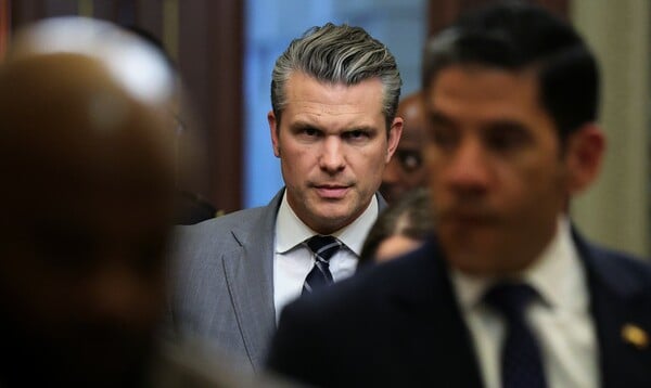 Guardian: «Ένα πολύ επικίνδυνο άτομο» - Ο Πιτ Χέγκσεθ φαίνεται να πανηγυρίζει τη σφαγή στον πόλεμο με το Ιράν