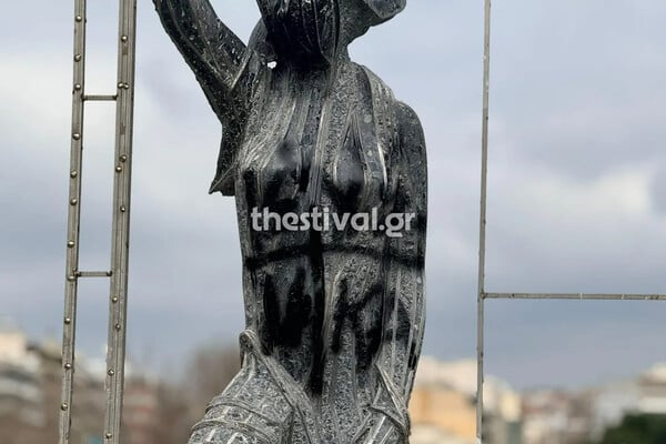 Θεσσαλονίκη: Άγνωστοι βανδάλισαν άγαλμα στο κέντρο της πόλης