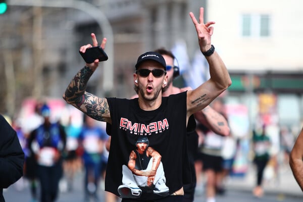 Ημιμαραθώνιος Αθήνας 2026: Μικροί και μεγάλοι δρομείς πλημμύρισαν το κέντρο της Αθήνας