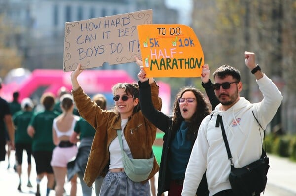 Ημιμαραθώνιος Αθήνας 2026: Μικροί και μεγάλοι δρομείς πλημμύρισαν το κέντρο της Αθήνας