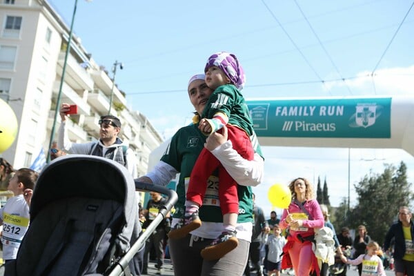 Ημιμαραθώνιος Αθήνας 2026: Μικροί και μεγάλοι δρομείς πλημμύρισαν το κέντρο της Αθήνας