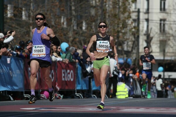 Ημιμαραθώνιος Αθήνας 2026: Μικροί και μεγάλοι δρομείς πλημμύρισαν το κέντρο της Αθήνας