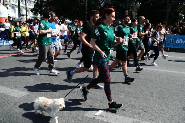 Ημιμαραθώνιος Αθήνας 2026: Μικροί και μεγάλοι δρομείς πλημμύρισαν το κέντρο της Αθήνας