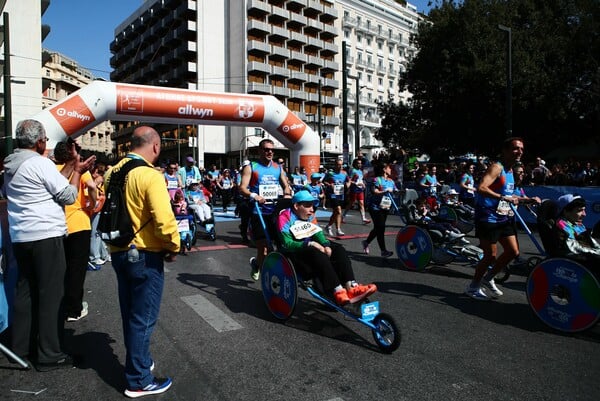 Ημιμαραθώνιος Αθήνας 2026: Μικροί και μεγάλοι δρομείς πλημμύρισαν το κέντρο της Αθήνας