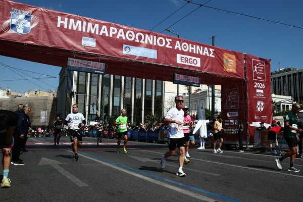 Ημιμαραθώνιος Αθήνας 2026: Μικροί και μεγάλοι δρομείς πλημμύρισαν το κέντρο της Αθήνας