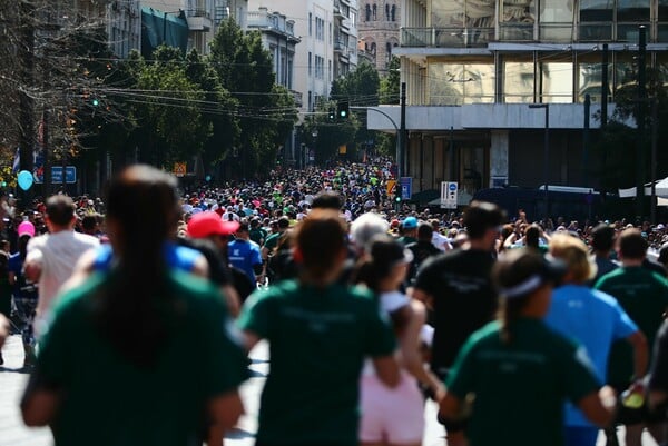 Ημιμαραθώνιος Αθήνας 2026: Μικροί και μεγάλοι δρομείς πλημμύρισαν το κέντρο της Αθήνας