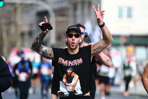 Ημιμαραθώνιος Αθήνας 2026: Μικροί και μεγάλοι δρομείς πλημμύρισαν το κέντρο της Αθήνας