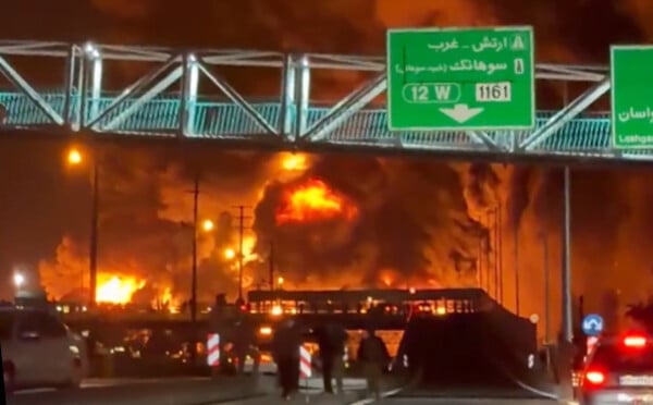 Ιράν: Απόκοσμες εικόνες μετά το χτύπημα στις πετρελαϊκές εγκαταστάσεις -