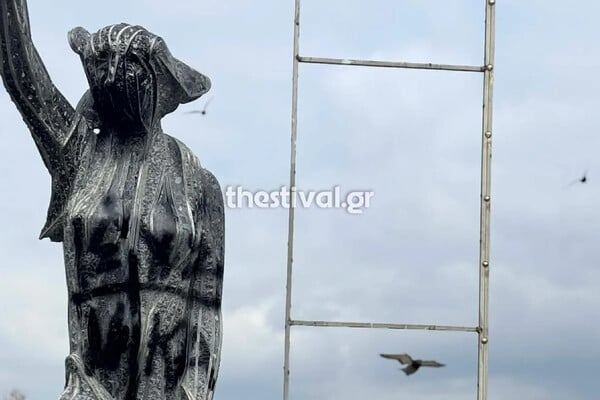 Θεσσαλονίκη: Άγνωστοι βανδάλισαν άγαλμα στο κέντρο της πόλης
