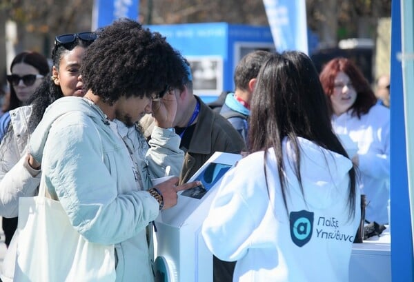 Περισσότεροι από 30.000 δρομείς έτρεξαν σαν ένα στον Ημιμαραθώνιο της Αθήνας