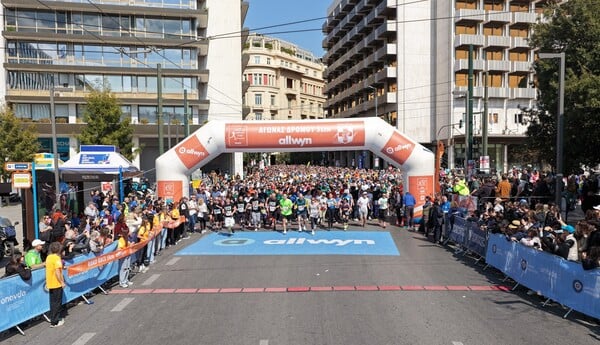 Περισσότεροι από 30.000 δρομείς έτρεξαν σαν ένα στον Ημιμαραθώνιο της Αθήνας