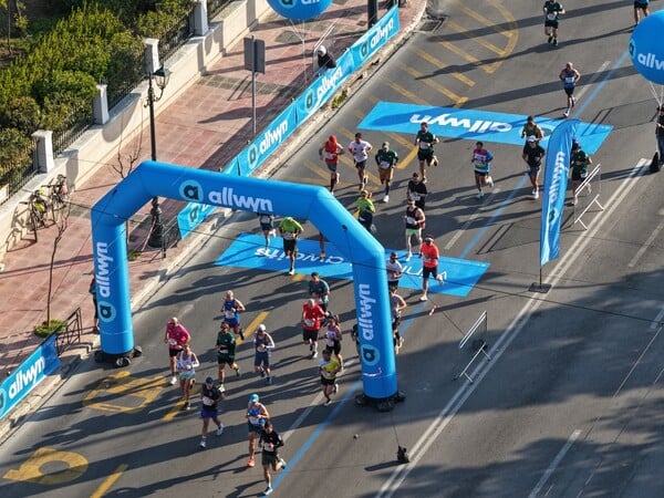 Περισσότεροι από 30.000 δρομείς έτρεξαν σαν ένα στον Ημιμαραθώνιο της Αθήνας