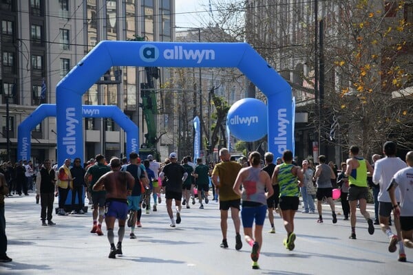 Περισσότεροι από 30.000 δρομείς έτρεξαν σαν ένα στον Ημιμαραθώνιο της Αθήνας