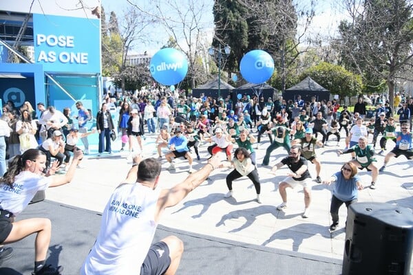 Περισσότεροι από 30.000 δρομείς έτρεξαν σαν ένα στον Ημιμαραθώνιο της Αθήνας