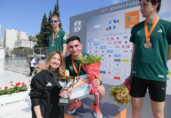 Περισσότεροι από 30.000 δρομείς έτρεξαν σαν ένα στον Ημιμαραθώνιο της Αθήνας