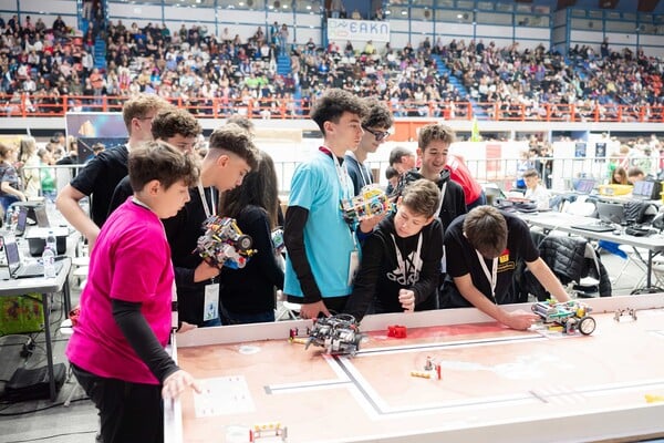 Η τεχνητή νοημοσύνη στον Πανελλήνιο Διαγωνισμό STEM 2026 με στρατηγικό συνεργάτη την COSMOTE TELEKOM 