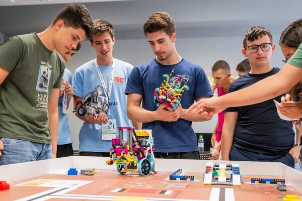 Η τεχνητή νοημοσύνη στον Πανελλήνιο Διαγωνισμό STEM 2026 με στρατηγικό συνεργάτη την COSMOTE TELEKOM 