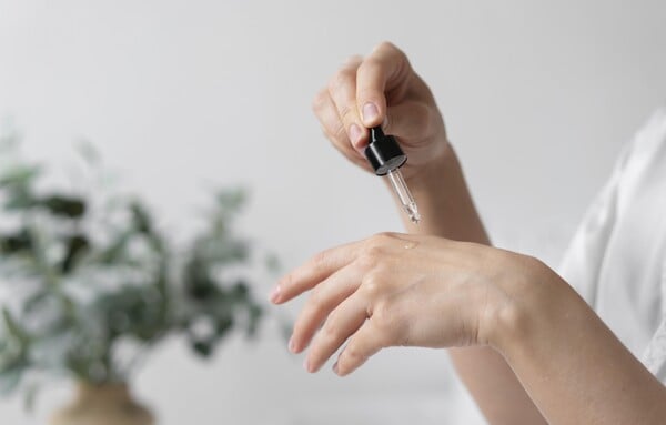 Η αντιγηραντική φροντίδα που ενισχύει την ελαστικότητα και τη φυσική λάμψη του προσώπου