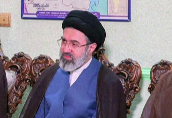 Μοτζτάμπα Χαμενεΐ: «Ο νέος ηγέτης τραυματίστηκε στον πόλεμο» μετέδωσε η κρατική τηλεόραση του Ιράν