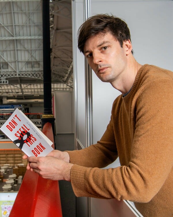 10.000 συγγραφεις κυκλοφορησαν ενα αδειο βιβλιο διαμαρτυρομενοι για την AI