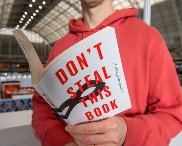 10.000 συγγραφεις κυκλοφορησαν ενα αδειο βιβλιο διαμαρτυρομενοι για την AI