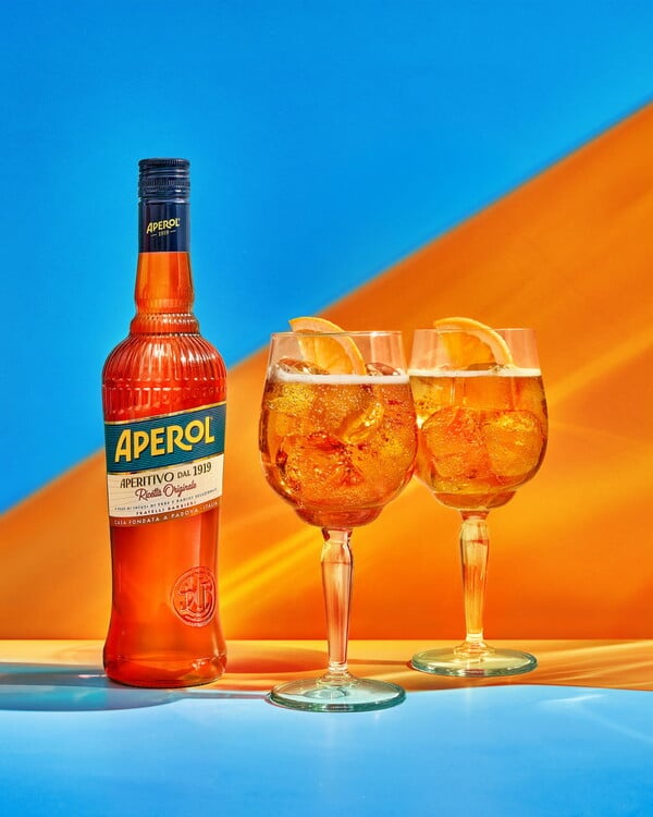 Aperol: Νέα φιάλη, ίδια εμβληματική παρουσία