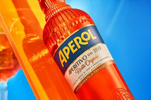 Aperol: Νέα φιάλη, ίδια εμβληματική παρουσία