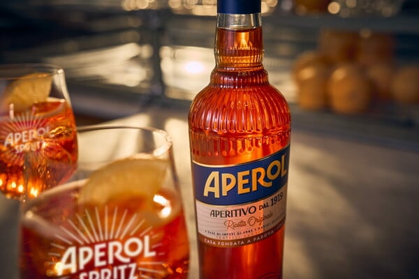 Aperol: Νέα φιάλη, ίδια εμβληματική παρουσία