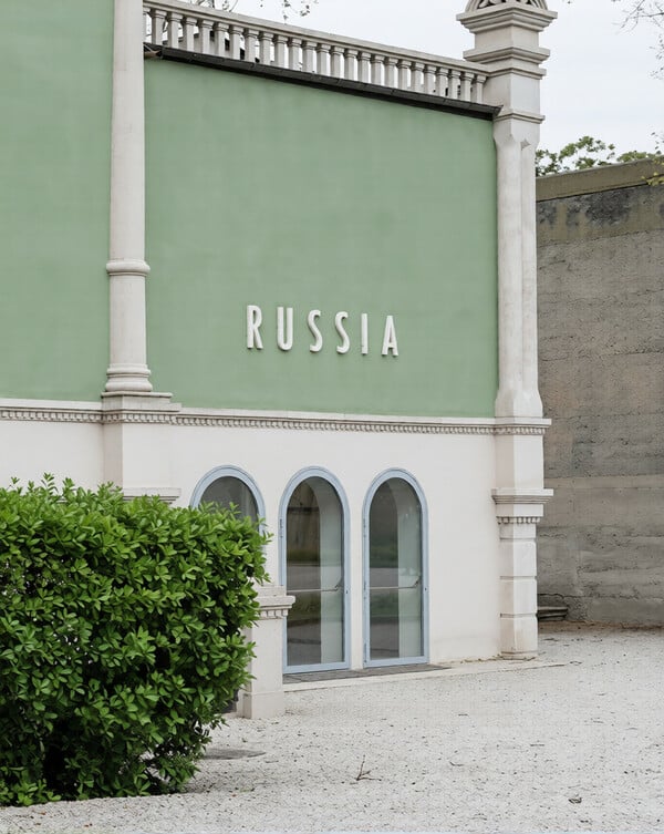Η επιστροφή της Ρωσίας στη Venice Biennale ξανανοίγει τη συζήτηση για τα όρια της πολιτισμικής ουδετερότητας