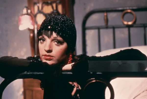 Το εκθαμβωτικό ερείπιο μιας ολόκληρης ζωής: η Λάιζα Μινέλι και το μεγάλο καμπαρέ των απομνημονευμάτων της