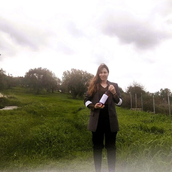 «Από την πόλη της απόλυτης κινητικότητας στο χωριό της απόλυτης ησυχίας, η αλλαγή ήταν τεράστια» / «Στο Δύστο κατάφερα να ασχοληθώ επαγγελματικά με την οινοποιία, που την αγαπώ»