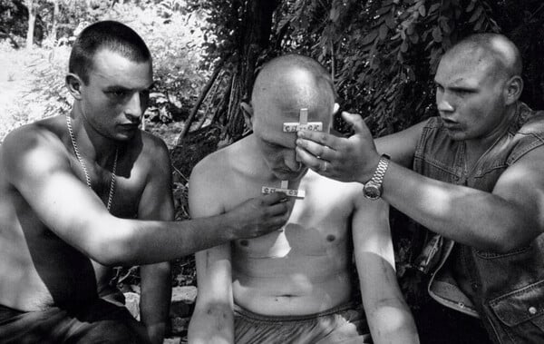 Στο Κίεβο, οι εικόνες του Oleksandr Glyadyelov αψηφούν τις βόμβες