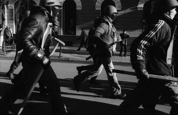 Στο Κίεβο, οι εικόνες του Oleksandr Glyadyelov αψηφούν τις βόμβες