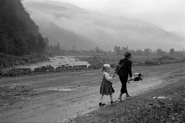 Στο Κίεβο, οι εικόνες του Oleksandr Glyadyelov αψηφούν τις βόμβες