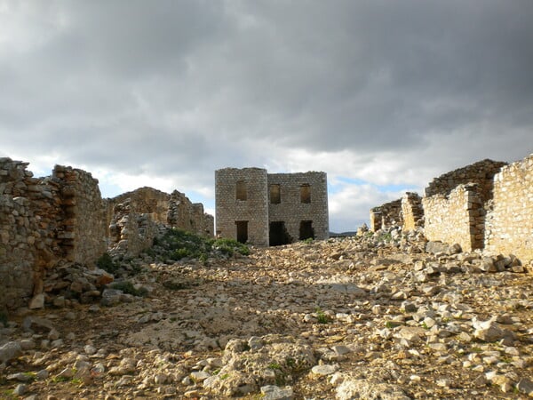 «Από την πόλη της απόλυτης κινητικότητας στο χωριό της απόλυτης ησυχίας, η αλλαγή ήταν τεράστια» / «Στο Δύστο κατάφερα να ασχοληθώ επαγγελματικά με την οινοποιία, που την αγαπώ»